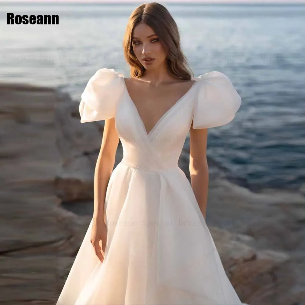 Moda personalizada 2026 novo vestido de casamento linha a com decote em v aberto volta drapeado plissado tule sem mangas vestidos de noiva robe de mariée
