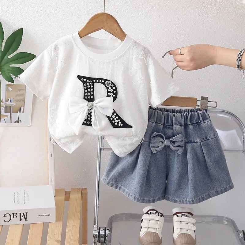 

Летний новый комплект для девочек 2026 года: футболка с бантом и стразами, джинсовые шорты с бантом, повседневный модный наряд в стиле милой принцессы для малышей