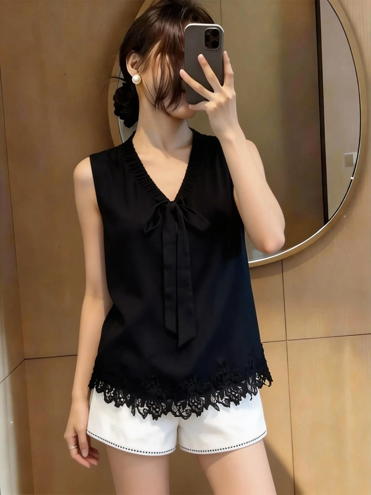 

Spring Summer 2026 V-Neck Sleeveless Lace Trim Splicing Design Sensation Belted Women's Top Korean Style High Waist Commute Wind