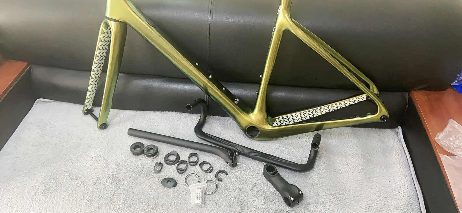 

2024 newest style full carbon bike frameset ud glossy yellow green chameleon grave cycling frameset +handlebar 48 51 54 56 58cm