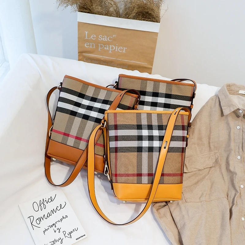 

Women's Trendy Quilted Shoulder Bag for Office Travel with PU Material Glossy Texture Spacious Storage Magnetic Closure