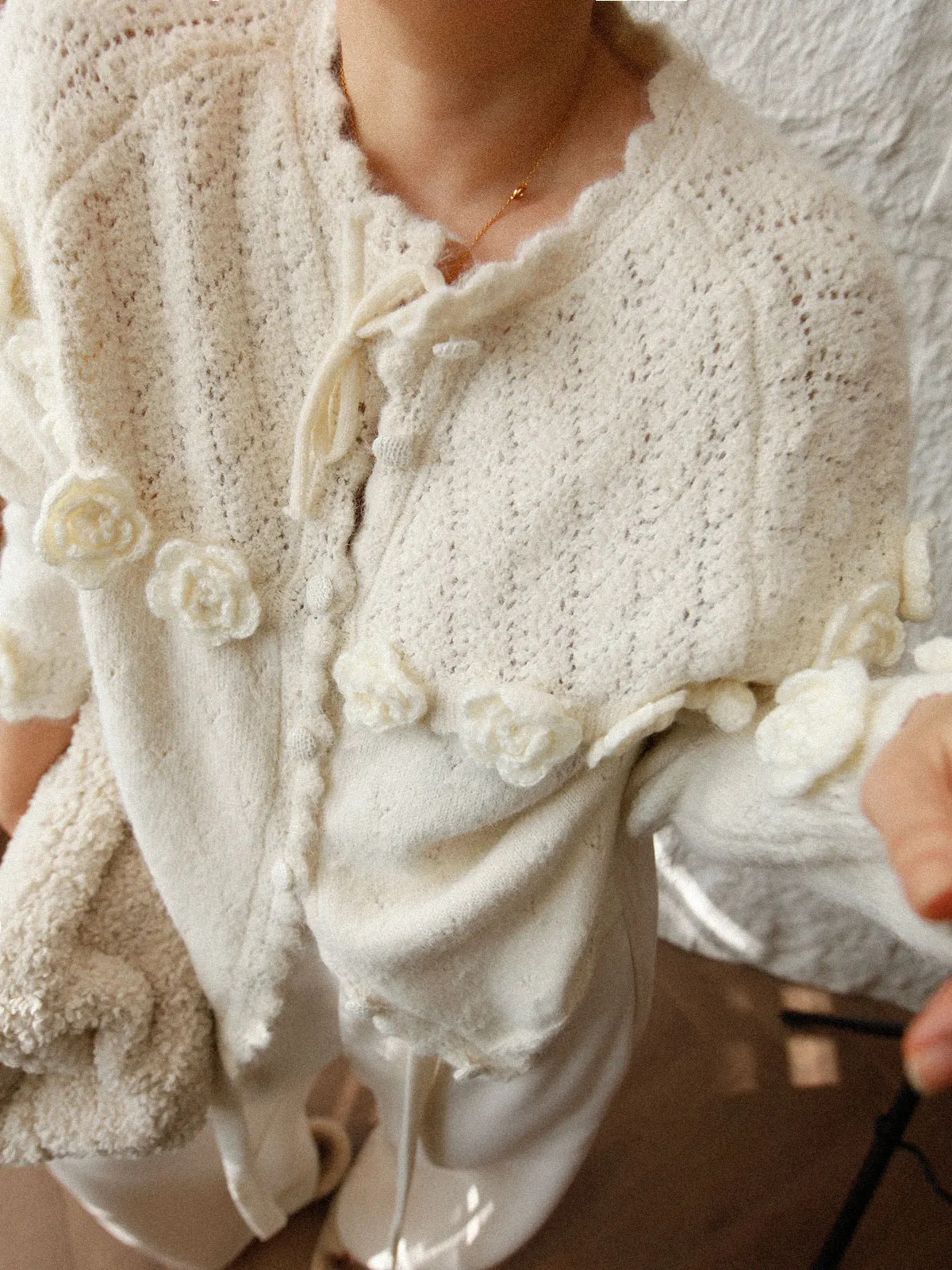 

Белый вязаный кардиган с объемной вышивкой, ажурными элементами и 3D-декором в виде горной камелии, женский, на пуговицах
