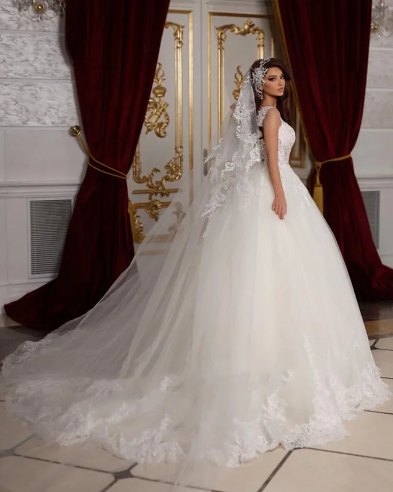 ชุดแต่งงานเจ้าสาวทรงเอไลน์แบบใหม่ล่าสุดจาก Flavinke คอวี แต่งมุกประดับด้านหลัง ติดซิปด้านหลัง รุ่น Robe De Mariée