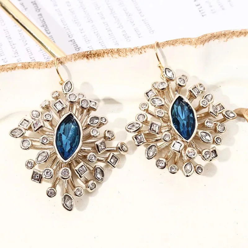 

Fashionable and exquisite diamond three-dimensional inlay design, exquisite and versatile multi-color earrings