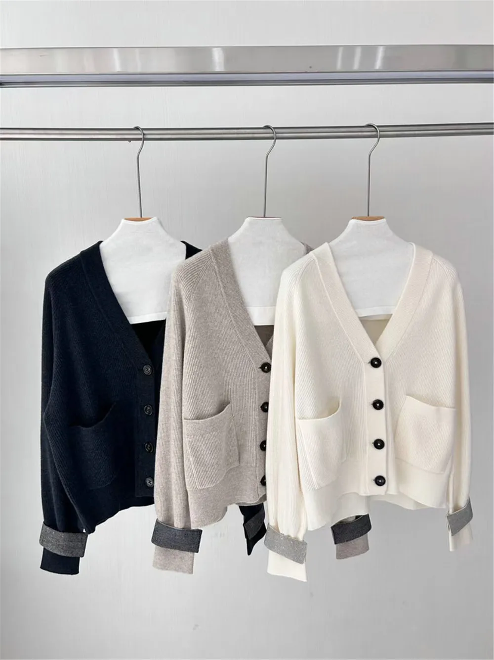 

25 Autumn/Winter Women's High Grade 100% Wool V-neck Long Sleeve Nail Beaded Knitted Cardigan Sweater
