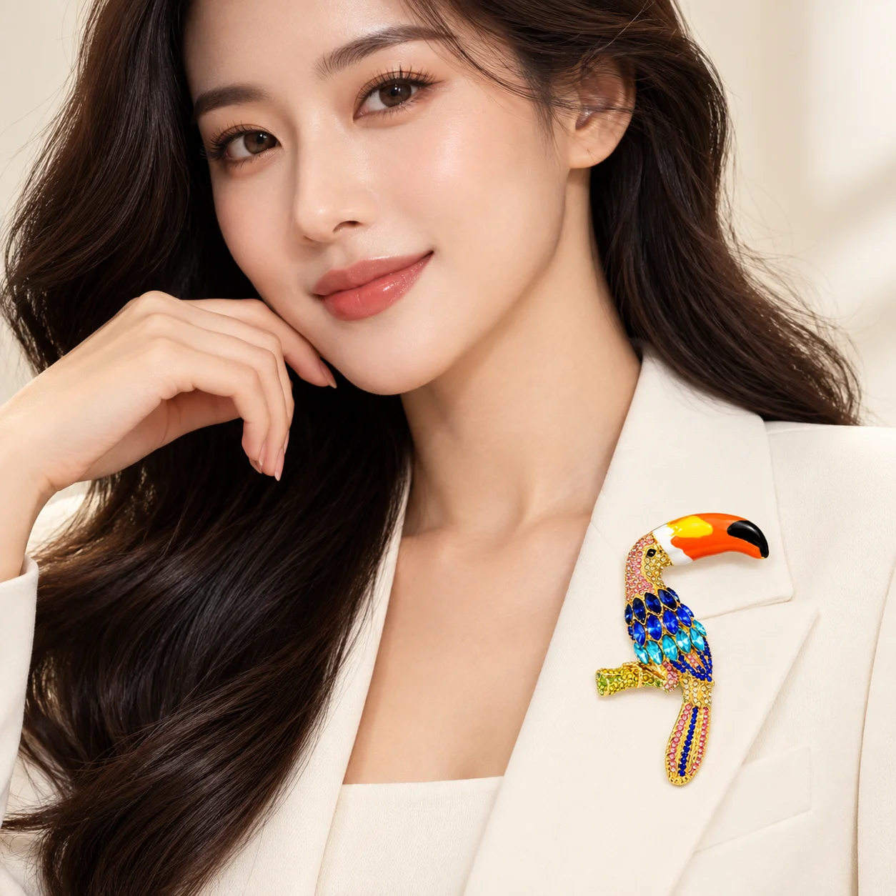 Colorful Rhinestone Toucan Brooch for Women, Alloy Tropical Bird-Shaped Pin with Orange Beak and Blue Imitation Gemstones, Suitable for Adult Ladies' Suits, Coats, Sweaters, Scarves, Dresses, Daily Wear, Parties, Banquets, Photography, and as a Stylish Accessory. It Adds a Fashionable and Versatile Touch to Your Outfit, Making It a Unique and Eye-Catching Accessory. It Is a Bird-Themed Accessory That Can Be Worn with Any Season, Trendy and Suitable for Daily Wear, Parties, Banquets, Photography, and as a Gift. New Hot-Selling Cross-Border Fashion Jewelry, Recommended for a Stylish and Unique Look