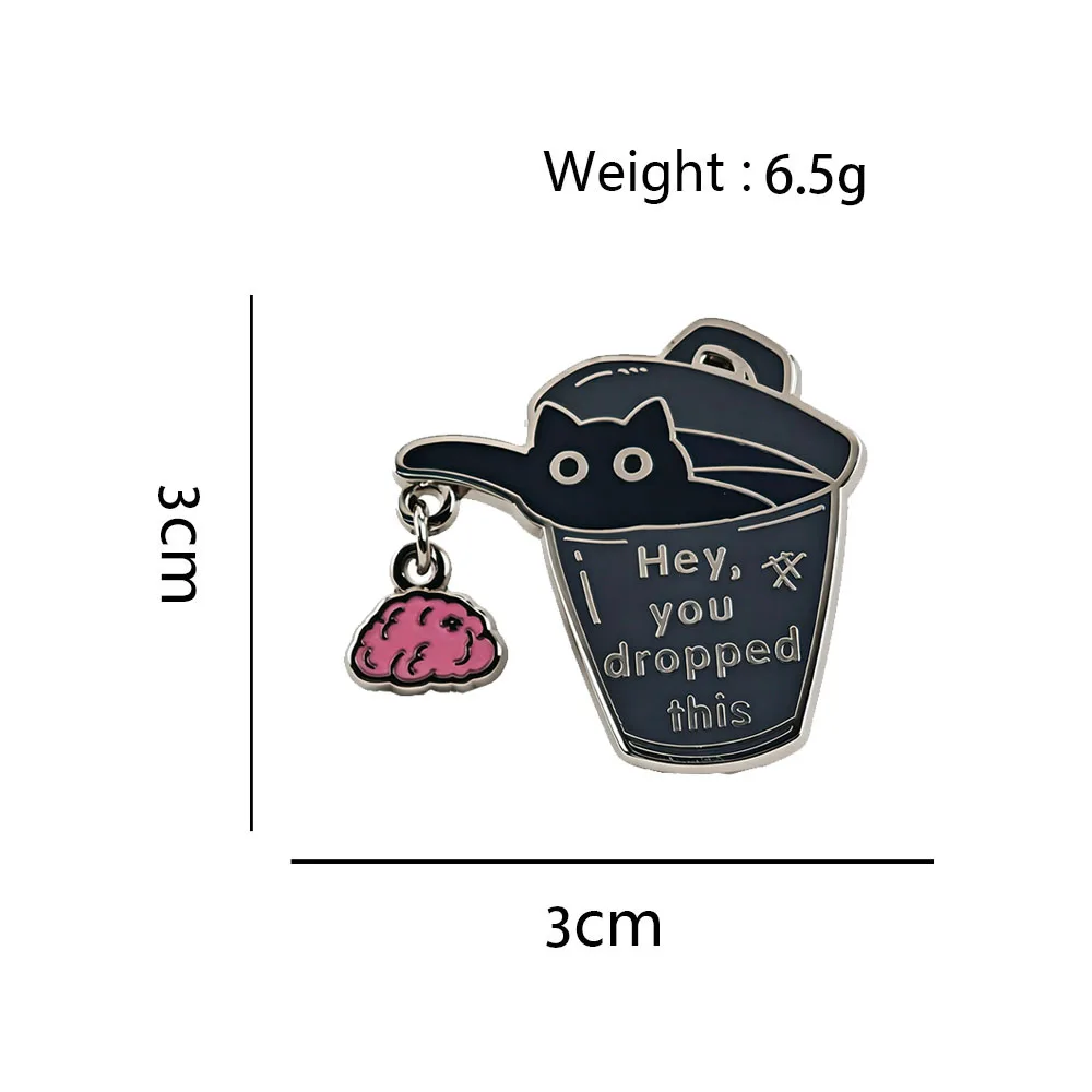 Lustige schwarze Katze Mülleimer Emaille-Pins „Hey, du hast diesen Gehirnleckerli fallen lassen“ Broschen Sarkastische Meme Metall-Abzeichen Rucksack-Anstecknadel