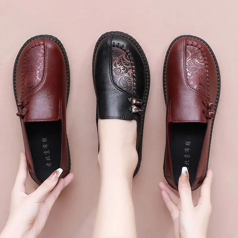 Spring Women Leather Casual Loafers Slip On Women's Flats Shoes Ladies Soft Bottom Breathable Flat Shoes Grandma's shoes