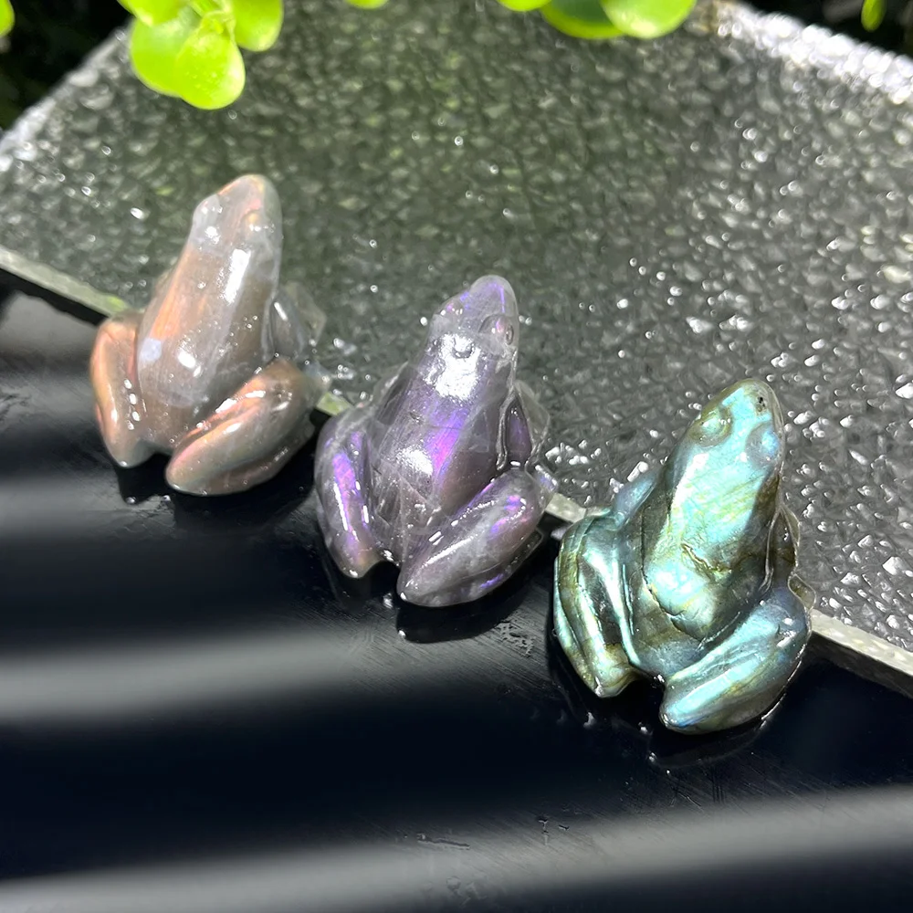 قطعة واحدة من لابرادوريت لامع من الكريستال الطبيعي ونحت الضفدع من حجر القمر - مع تأثير عاكس للريق، حرف يدوية من الأحجار الكريمة الطبيعية #2