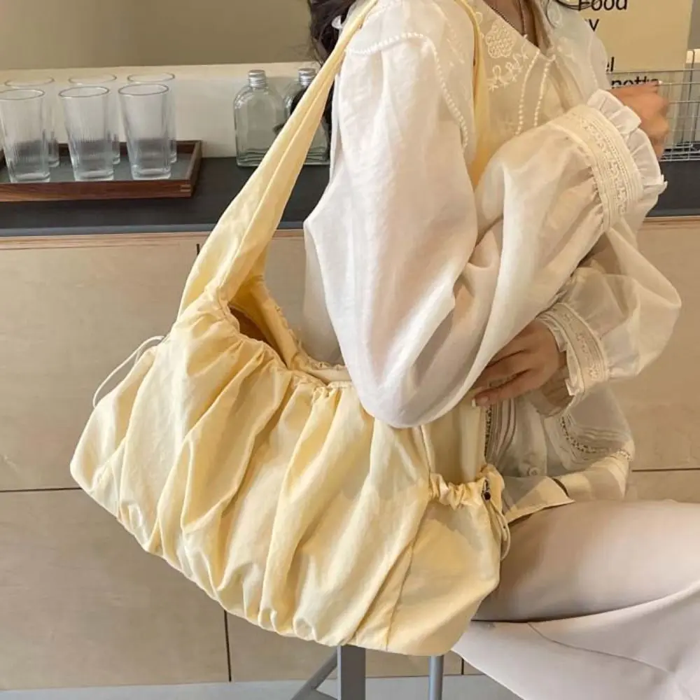 حقيبة كتف قماشية برباط بسيط مطوي سعة كبيرة حقيبة كروس سحابة على الطراز الكوري حقيبة تحت الإبط غير رسمية للمدرسة