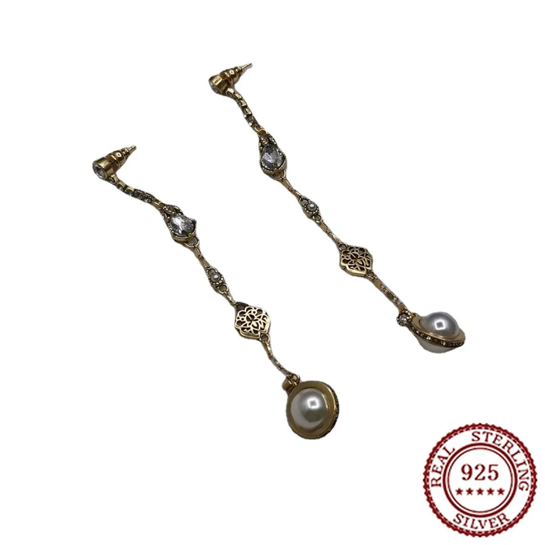 

2025 Новые модные классические длинные жемчужные серьги для женщин с высококачественными серьгами с кисточками и серьгами с принтом