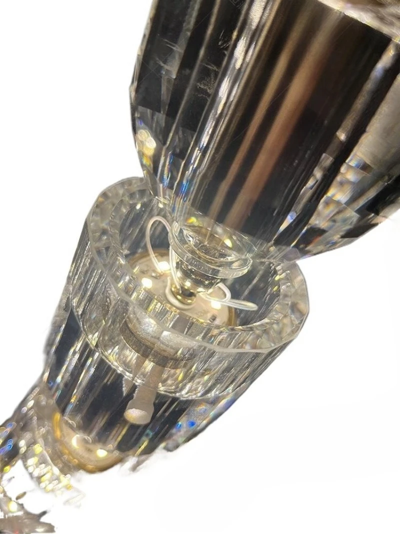 مبنى فيلا دوبلكس فاخرة خفيفة، ثريا غرفة معيشة فارغة، ثريا على شكل قلادة كريستالية