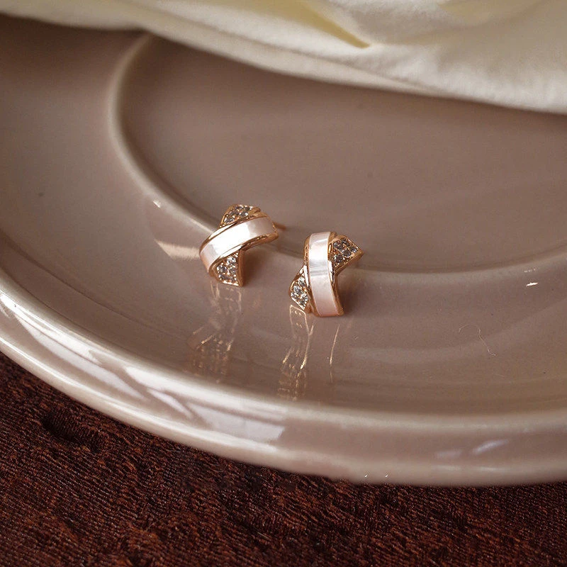 Roségoldfarbene, miteinander verschlungene Muschel-Zirkon-Mini-Metall-Ohrringe für Damen – Design-Sensation, modischer Luxus-Schmuck, vielseitiges Accessoire – Detail 13