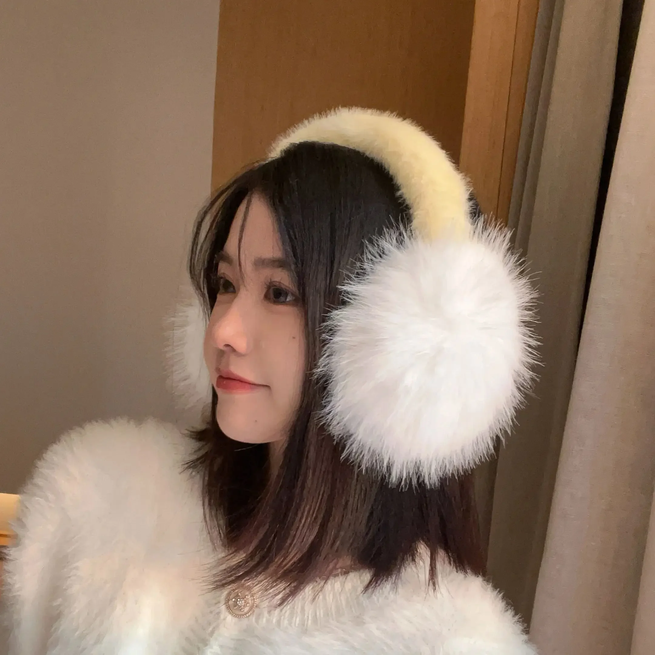 orelheiras-amarelas-contrastantes-da-moda-2025-orelheiras-inovadoras-e-fofas-de-inverno-com-pelo-sintetico-de-raposa-para-mulheres-e-meninas