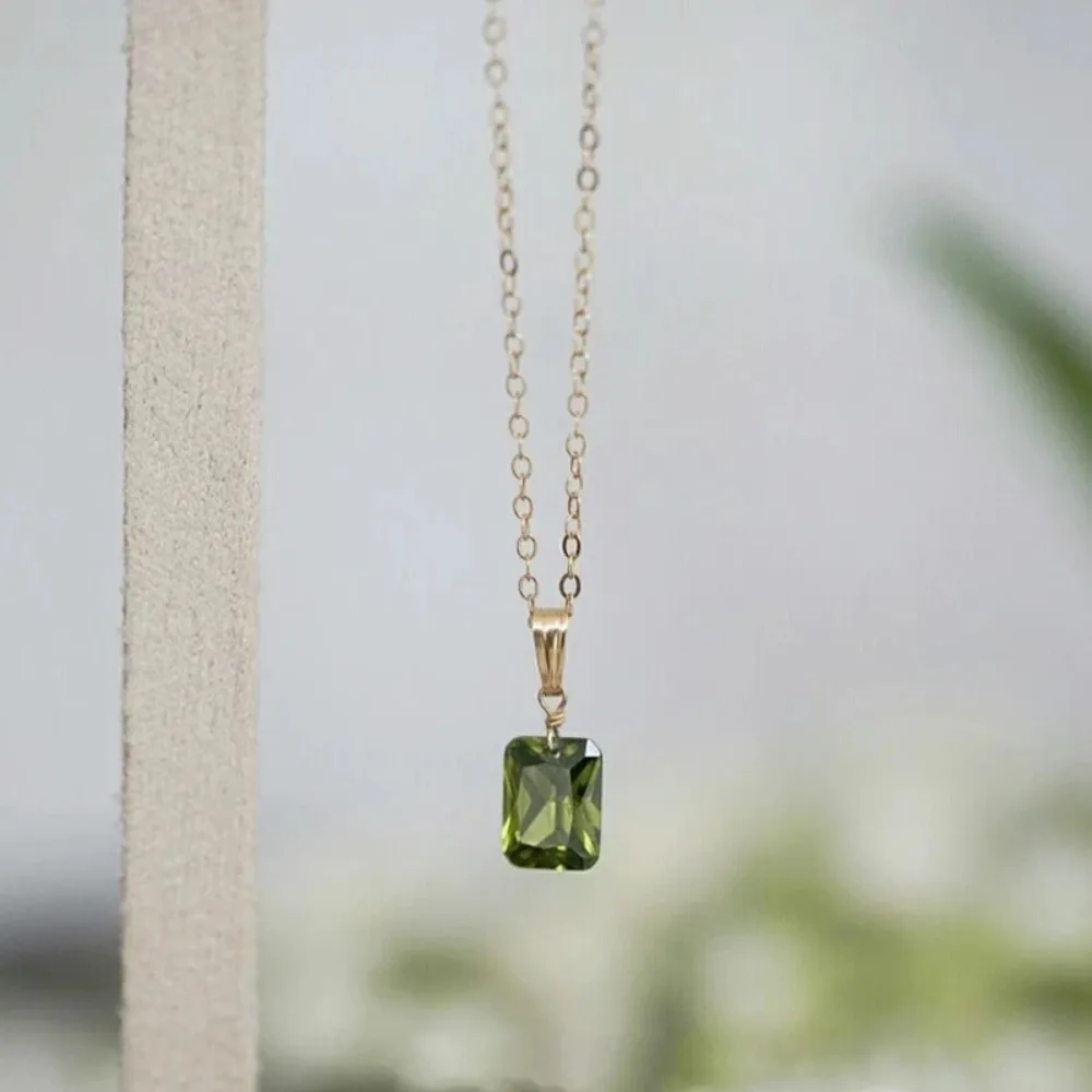 

Золотисто-зеленый квадратный оливково-зеленый циркон Модный дизайн Цепочка на ключицу Простая цепочка на шею