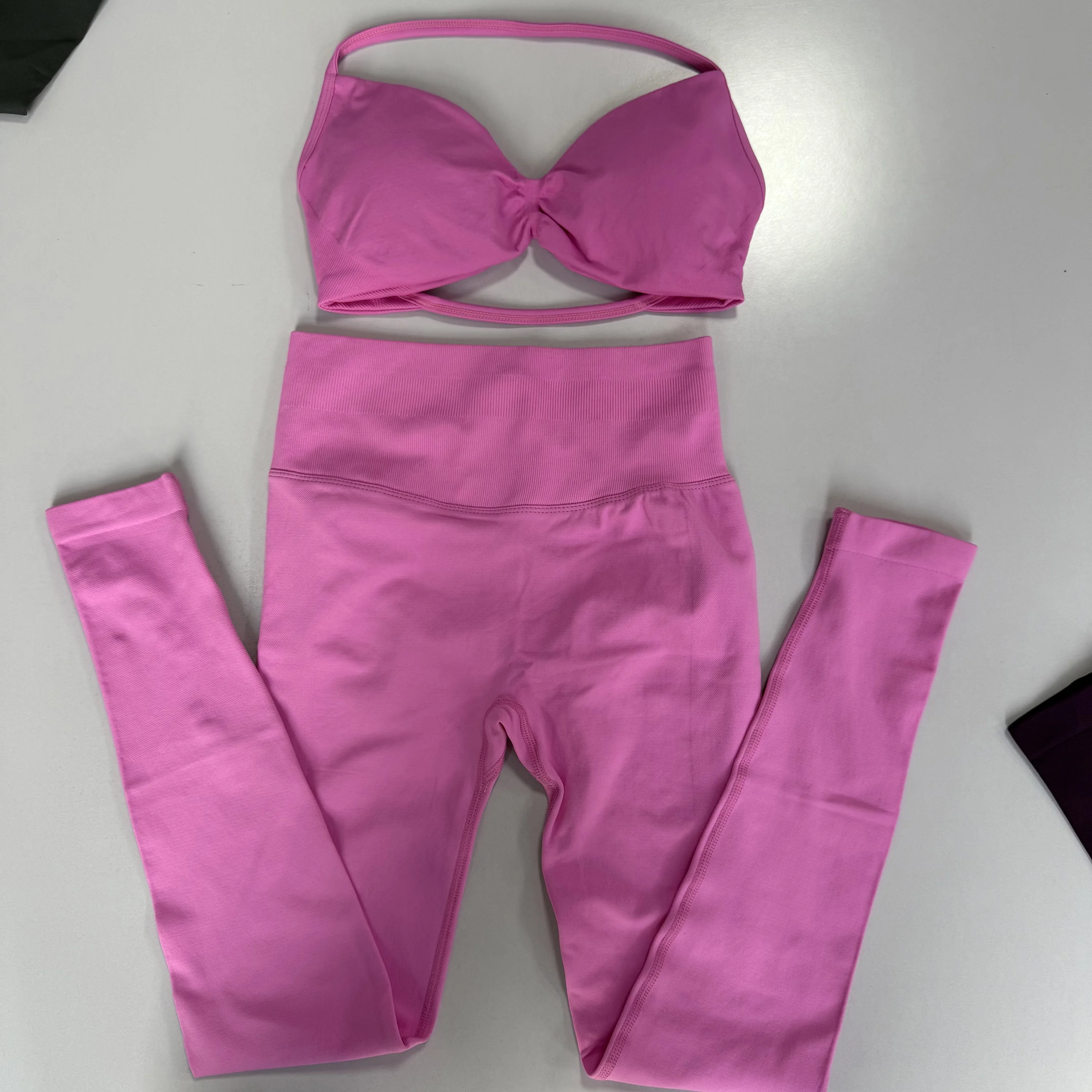 2-teiliges Set für Damen, nahtloses, schlichtes (ohne Logo) Yoga-Set, Sport-BH mit Neckholder und hochtaillierte, formgebende Leggings für Fitness-Workouts – Detail 15
