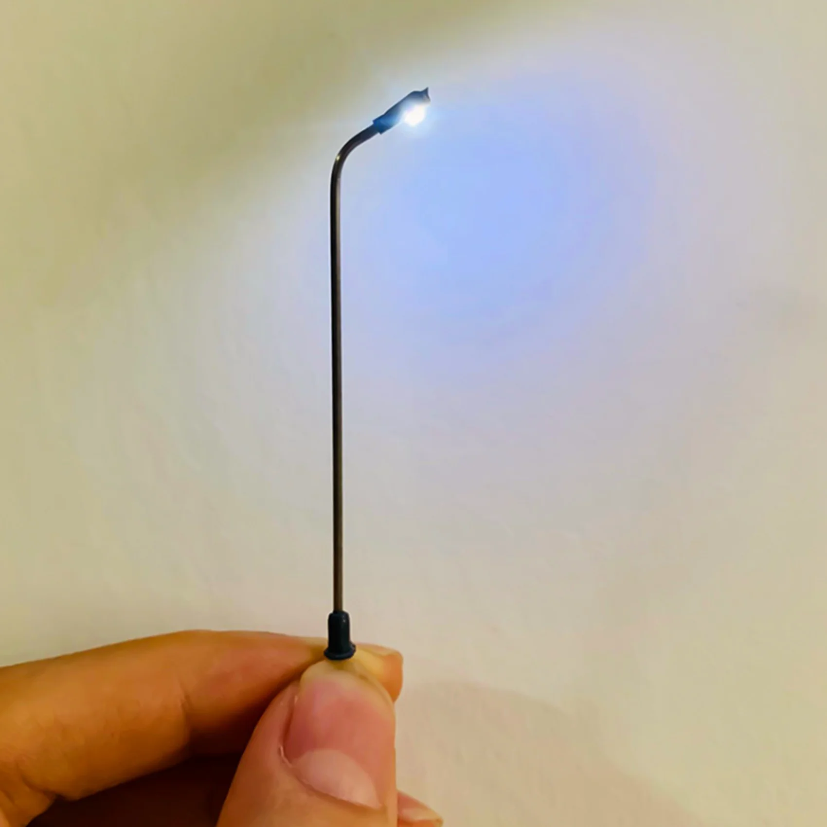 【A03R~】 20Pcs Model Railway 10cm Lamp Post Street Lights HO Scale 1:87 LED 3V Resistors LQS08 Single Head-Bright White
