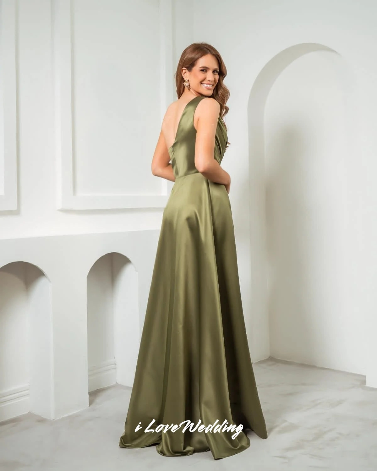 Зеленые платья подружки невесты на одно плечо 2025, атласное платье трапециевидной формы без рукавов с бантом длиной до пола, плиссированное свадебное платье по индивидуальному заказу