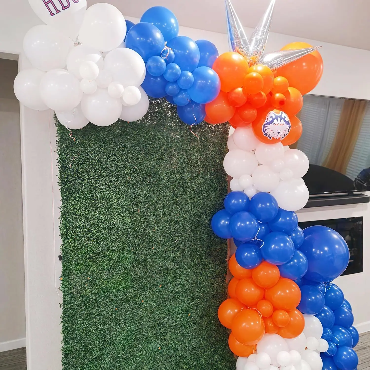 111 قطعة من مجموعة إكليل مقوس بالونات لموسم التخرج باللونين البرتقالي والأزرق، بالون أزرق وأبيض مع نجمة من الألومنيوم المتفجرة f