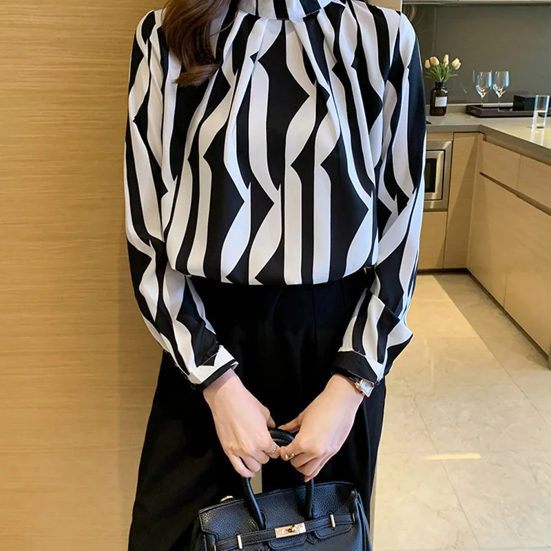 2024 Spring New Striped Shirt Women Fashionable Slimming Style Long Sleeved Chiffon Blouses Lady Casual Design Sense Small Tops