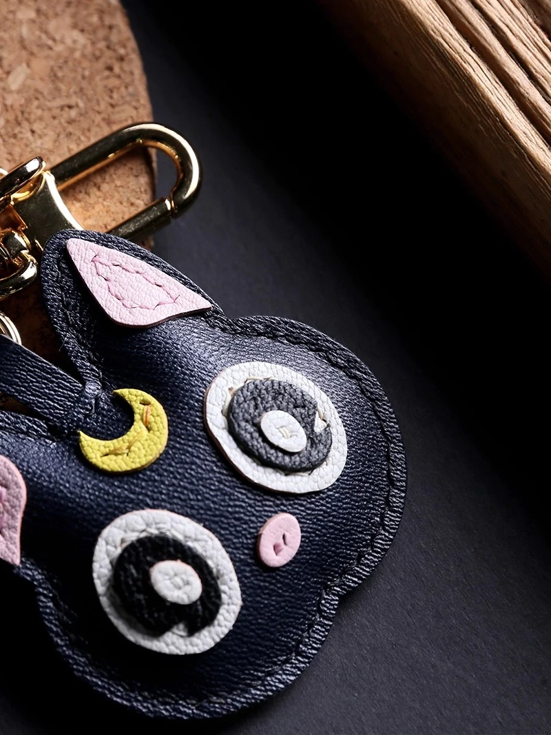 قلادة قطة سوداء، حقيبة من جلد الغنم الفرنسي، حقيبة قلادة للهاتف، سلسلة مفاتيح من الجلد الطبيعي مصنوعة يدويًا.