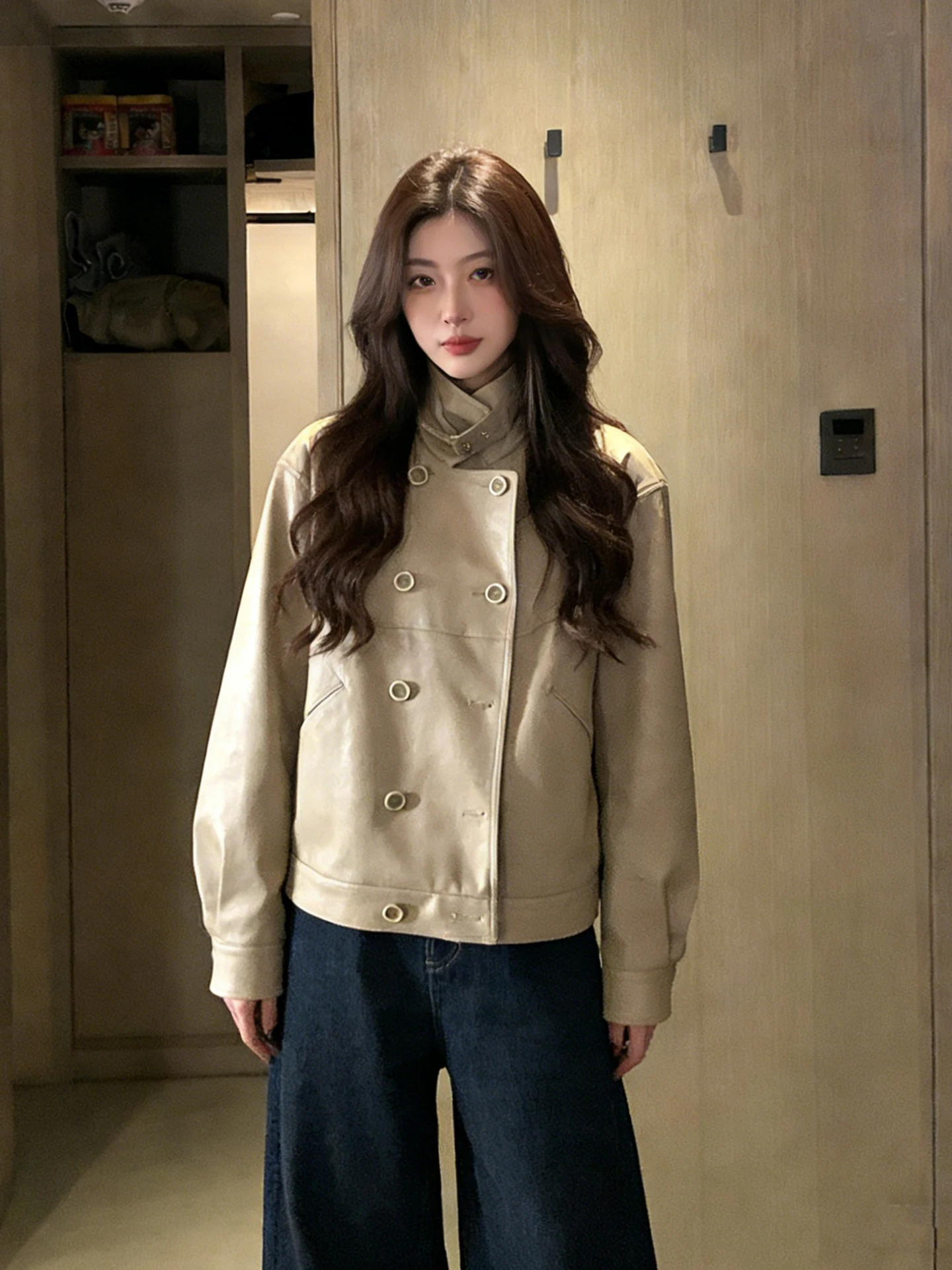 Giacca in Pelle PU Stile Retrò Americano con Doppio Bottone e Colletto Rialzato, Vestibilità Ampia, Nuova Moda Primaverile, Cappotto Casual Texturizzato per Donna