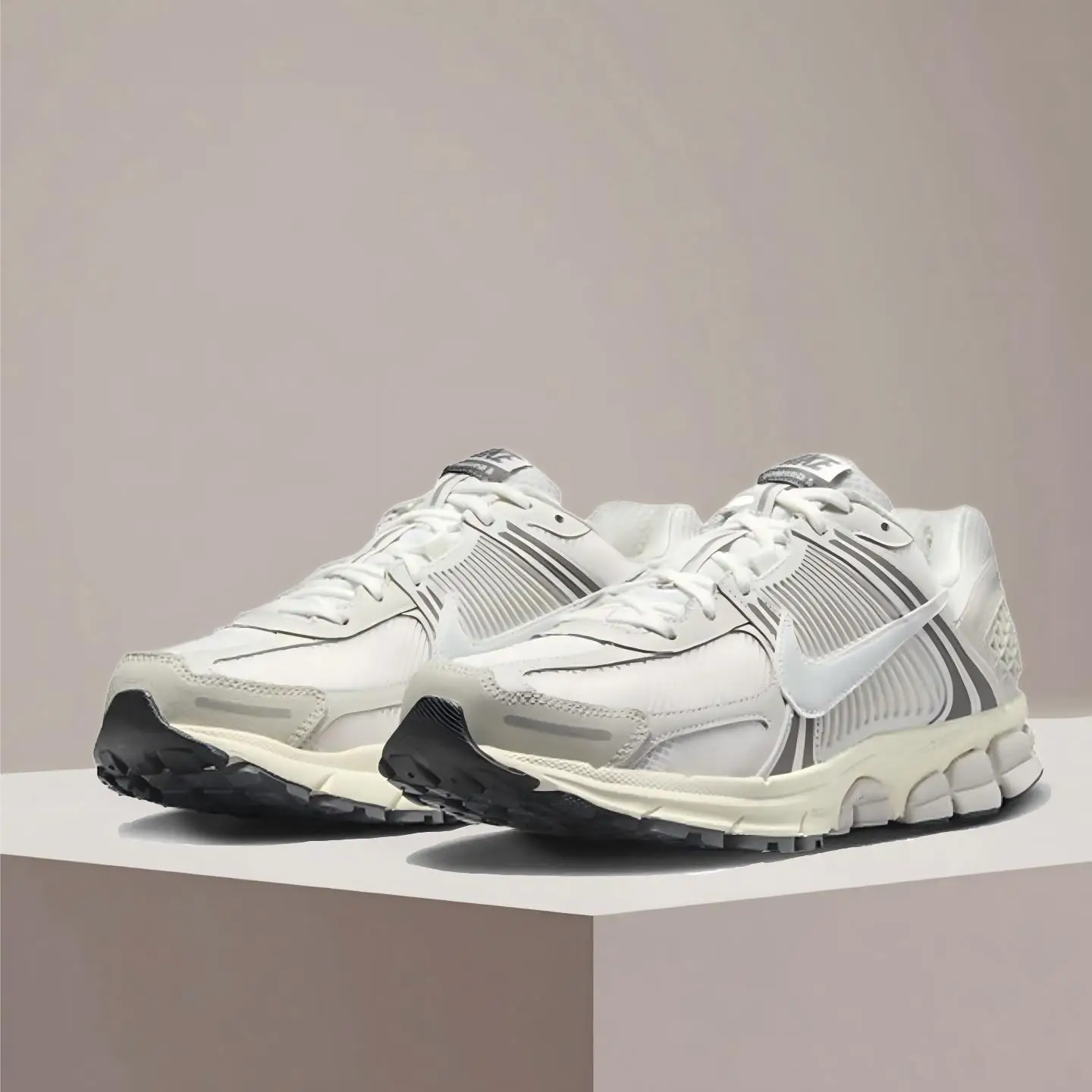 Nike Zoom Vomero 5 Yankees Running Shoes Unisex - Lightweight Responsive Cushioning for Men & Women Training HF0731-007