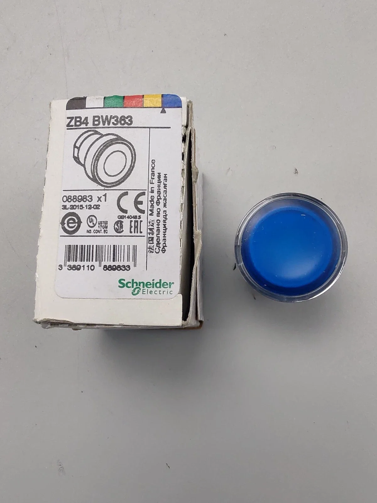 ZB4BW363 Blue flush illuminated pushbutton head Ø22 spring return for integral LED