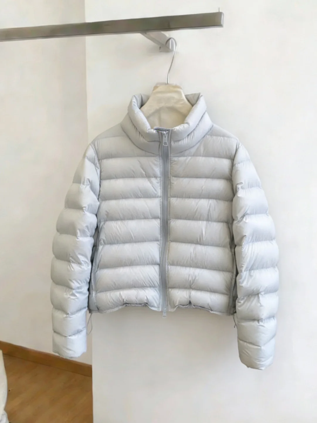 

Модная светло-голубая женская зимняя куртка из плотного хлопка с воротником-стойкой, новый стиль, универсальная, с модным узором в виде ребер.