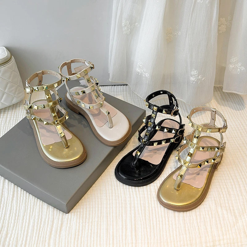 

Детская пляжная обувь, модные летние новые детские сандалии, сандалии для девочек с заклепками, мягкие римские сандалии, размеры 26-36, универсальные.