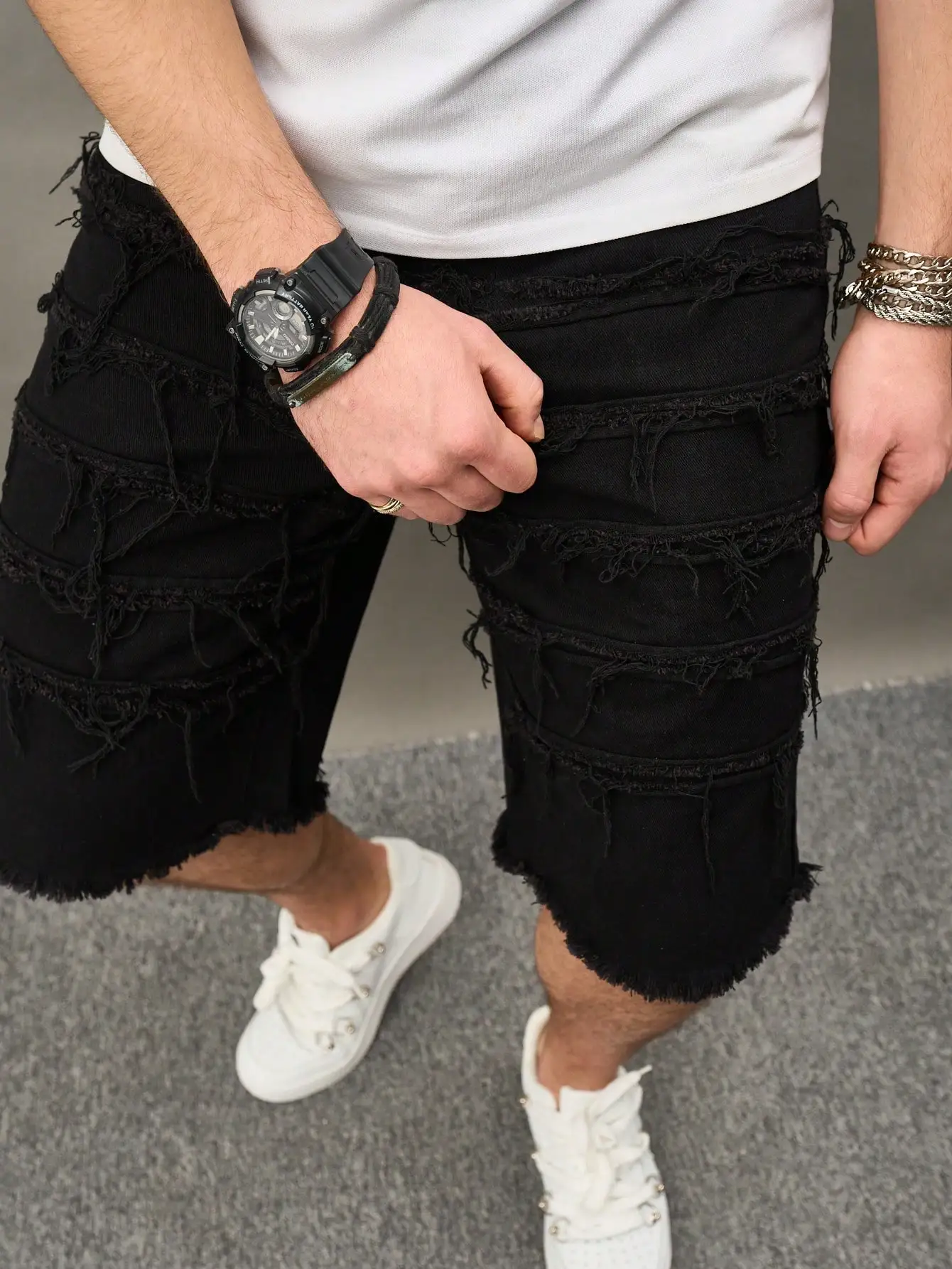 شورت جينز صيفي للرجال. شورت أسود مستقيم الساق. أسلوب الشارع العصري. ملابس غير رسمية يومية.