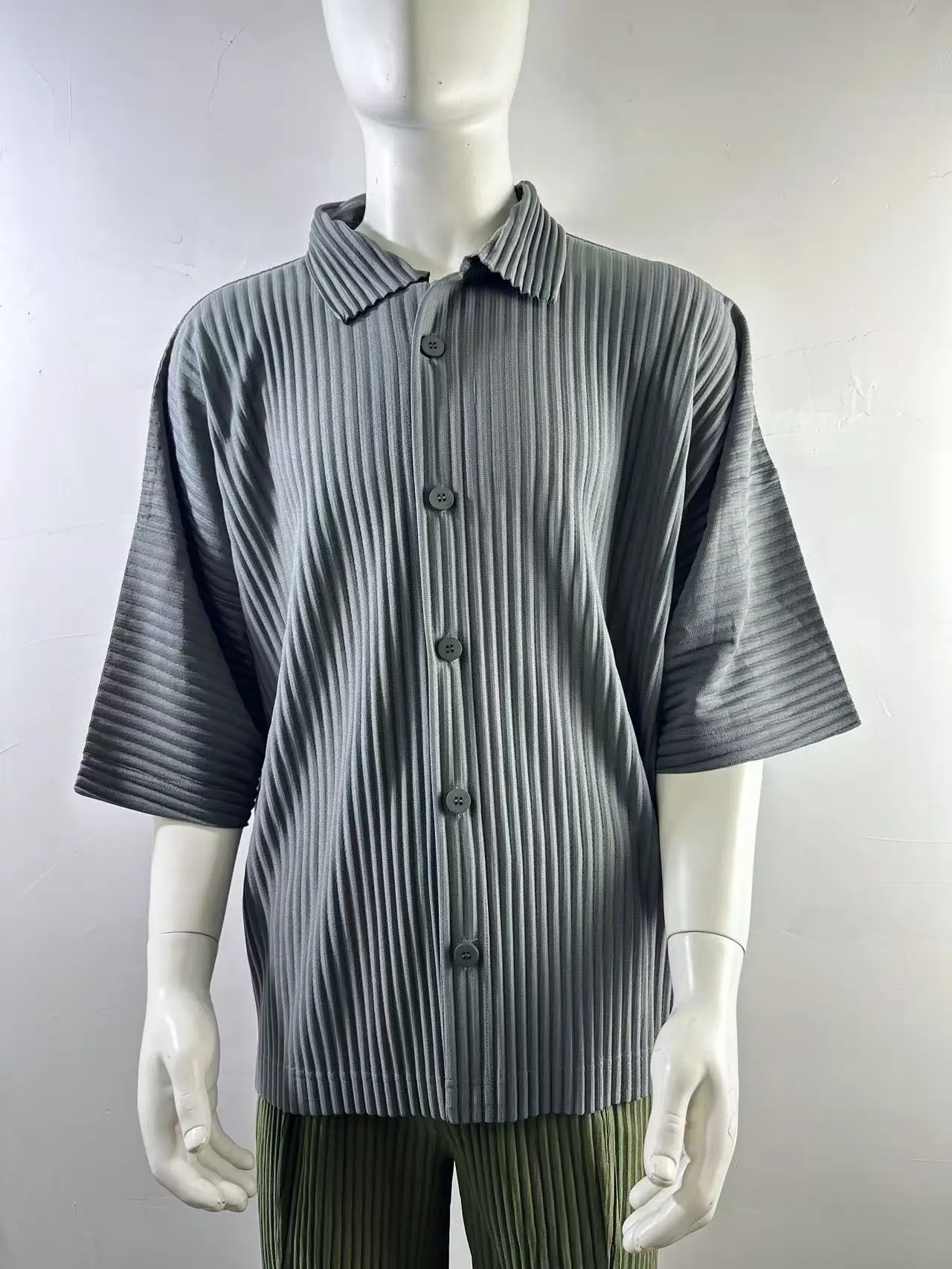 

Miyake 2025 Spring and Summer New Men's Pleated Short-sleeved Pleated Shirt Solid Color Fashion Side Fork Cardigan Loose T-shirt