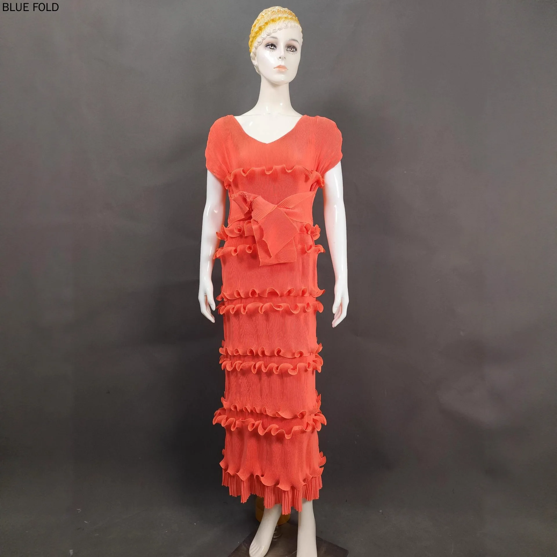 Miyake plissado moda cor sólida feminino grande decote em v camada de bolo borda de orelha de madeira vestido plus size