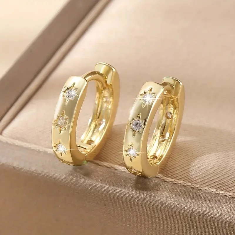 Huitan Exquisite Stern-Creolen für Damen, besetzt mit glänzenden CZ-Steinen, zierliche Huggie-Kreisohrringe, vielseitiger Schmuck für den Alltag und Partys.