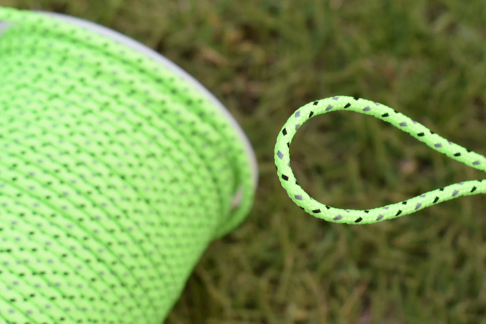 Corda Paracord Refletiva de 2,5mm e 50M, Corda de Paraquedas Durável para Camping ao Ar Livre, Sobrevivência, Guarda-Chuva, Tenda, Cordão, Alça, Corda de Varal