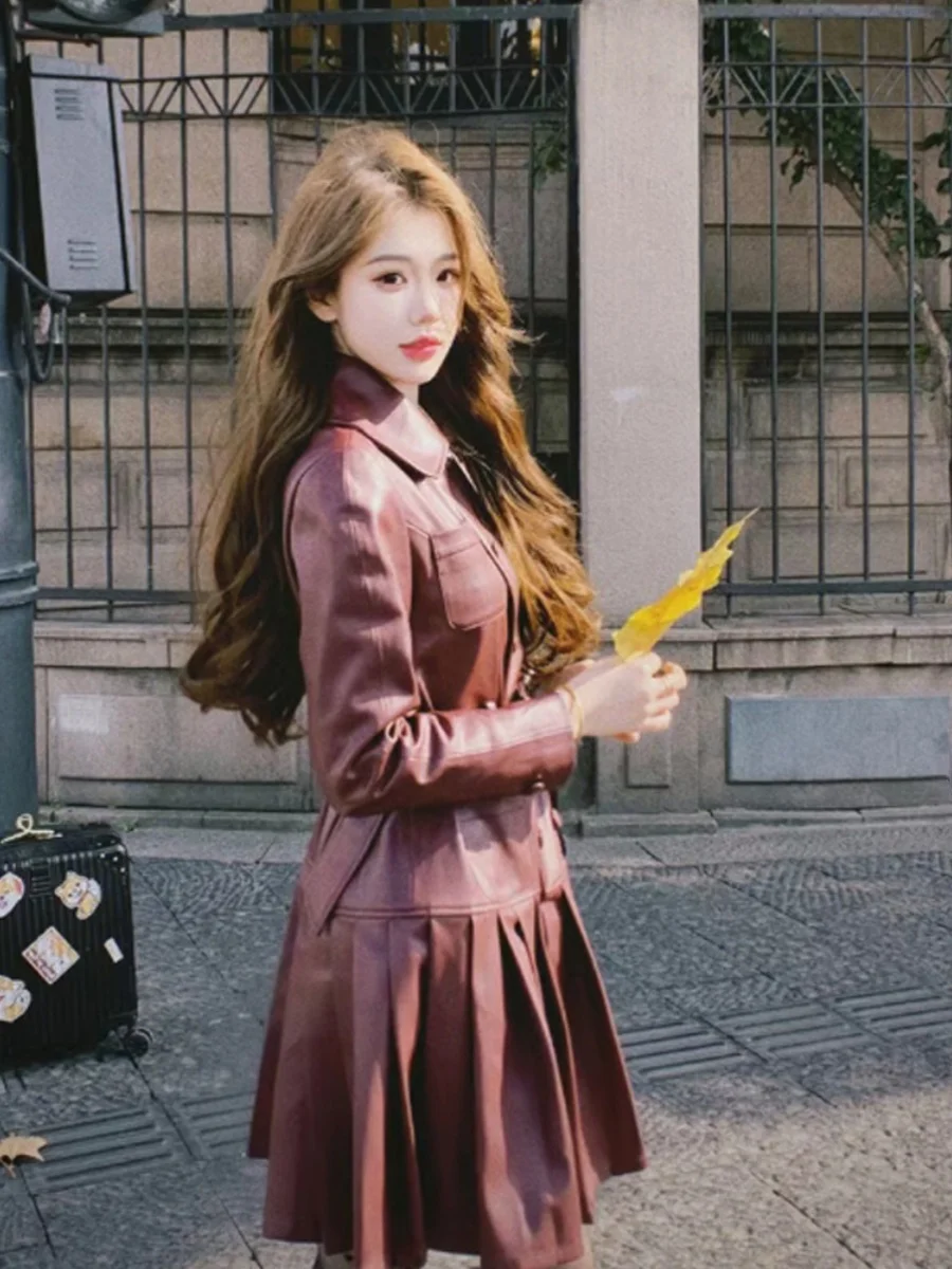 Robe en cuir PU pour femmes, nouvelle mode, tendance de rue, manches longues, amincissante, élégante, plissée, vêtements féminins, 2025