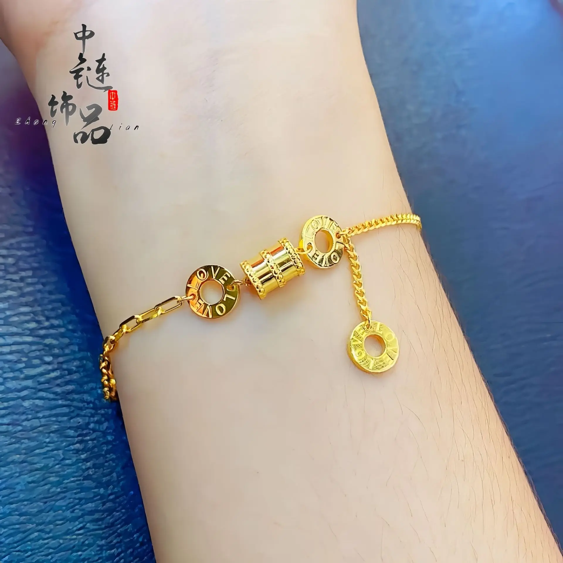 9999 gold dazzling waist bracelet for women with simple and elegant style. Double-chain handchain with light and shadow effect.