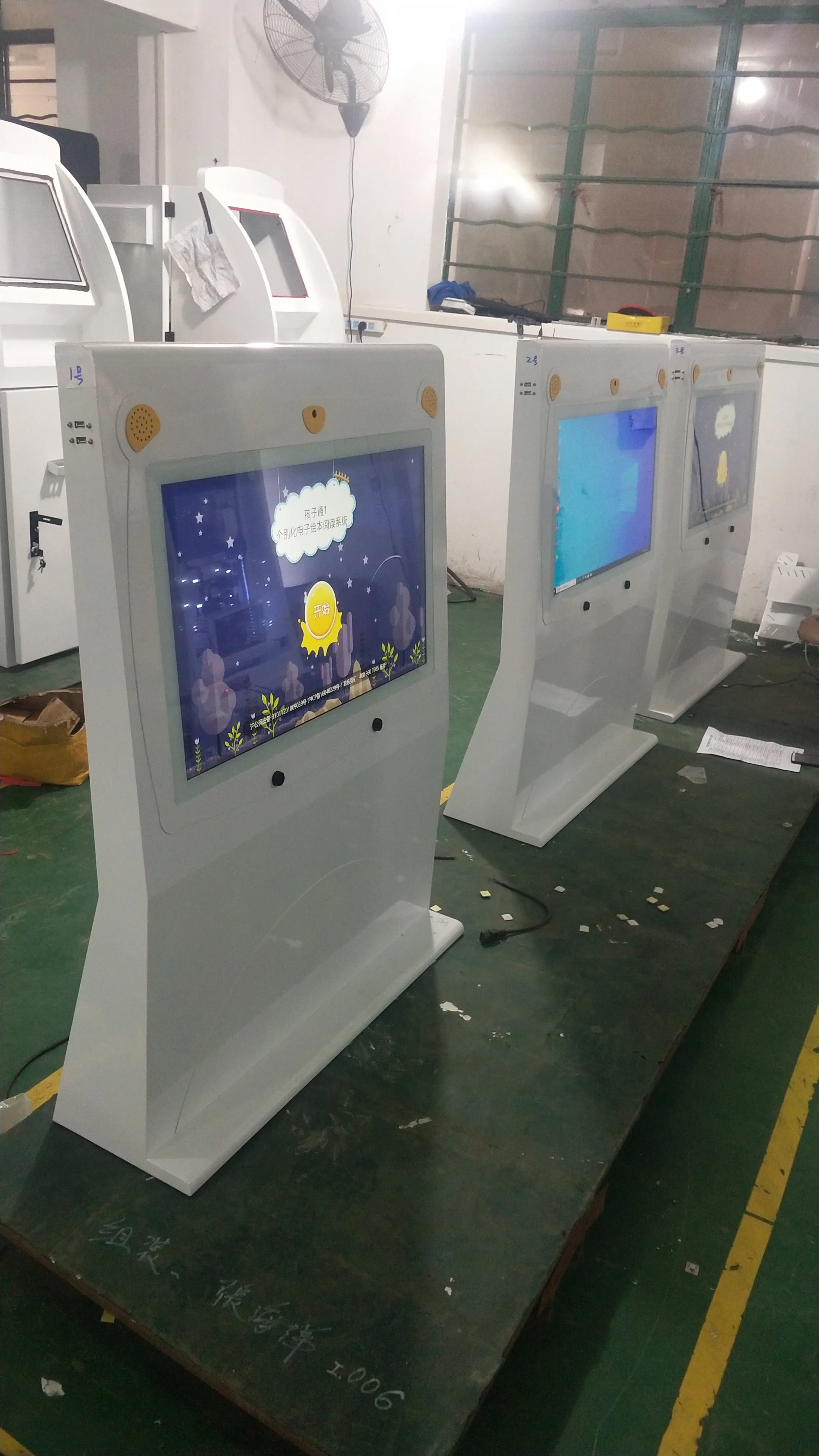Segnaletica digitale con display LCD touch screen per chiosco self-service con informazioni interattive da pavimento da 55 pollici