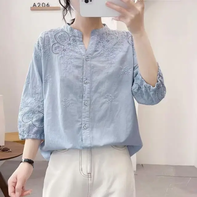 

Женская летняя рубашка с вышивкой и ажурными вставками, рукава три четверти, свободного кроя, универсальная, повседневная, модная.