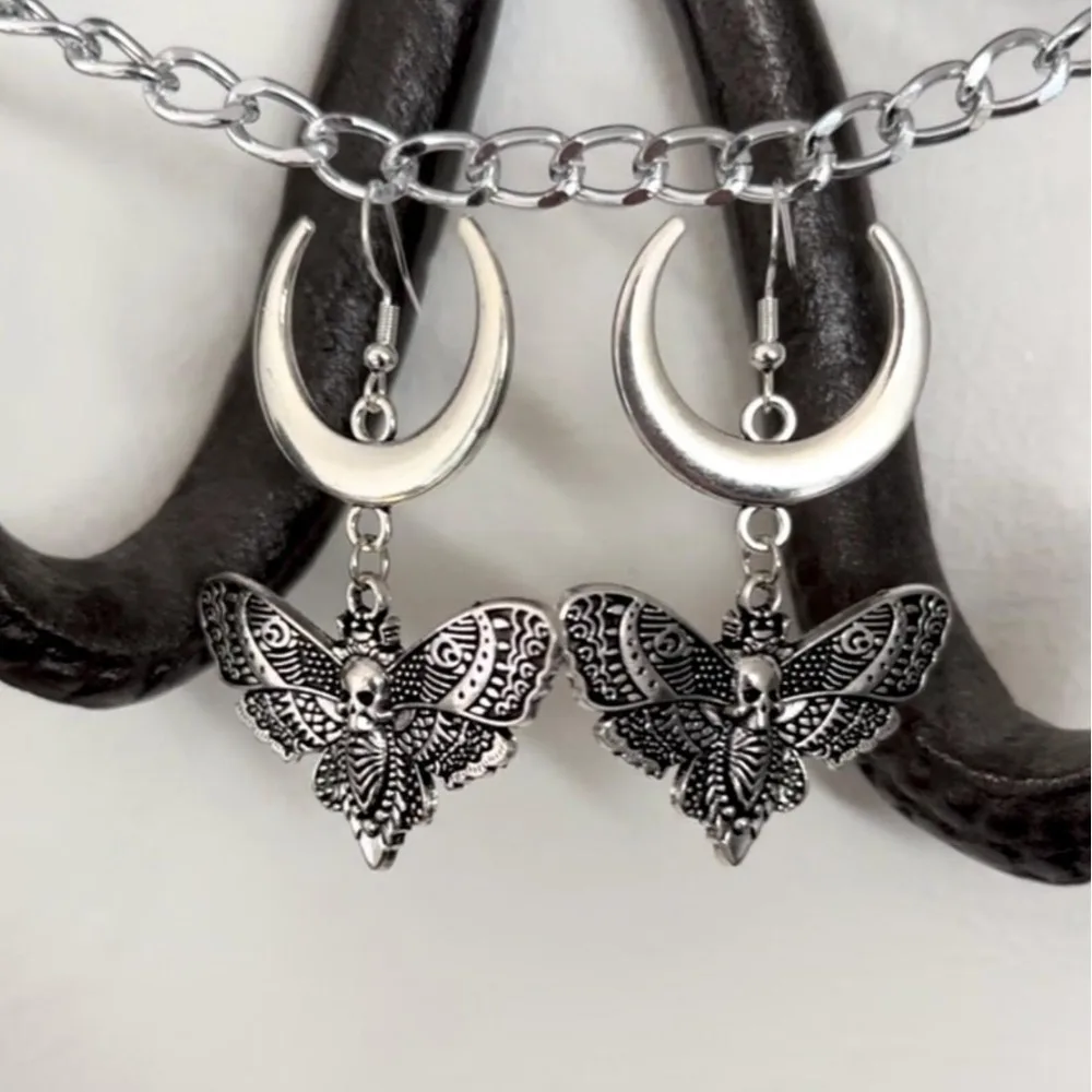 Exquisite Gothic Sliver Color Crescent Moon Skeleton Death Moth Insect Pendant Dangle Earrings for Women Halloween Witch Jewelry