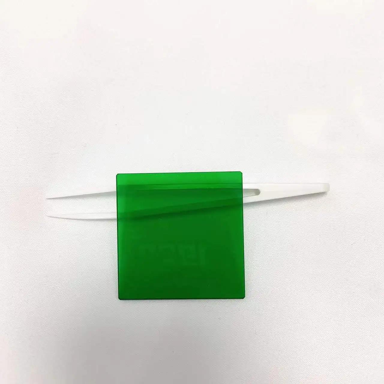 Ukuran Khusus Persegi 50x50x2mm Terlihat 300nm Hingga 650nm Low Pass Kaca Hijau Muda Tipe LB3