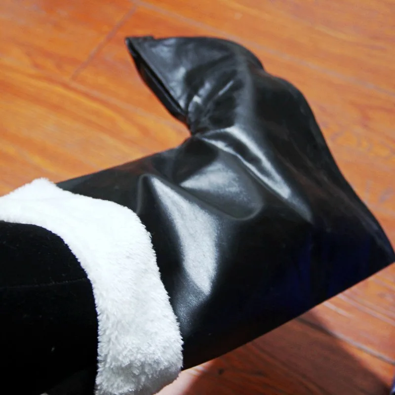 أغطية أحذية سانتا كلوز من الجلد الصناعي باللون الأبيض وأغطية أحذية مزينة بزينة عيد الميلاد