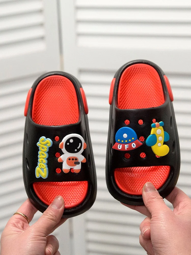 

Summer 2025 New Kids Indoor and Outdoor Slippers Anti-Slip Cartoon Anime Universe Spaceship Spaceship Home Slippers