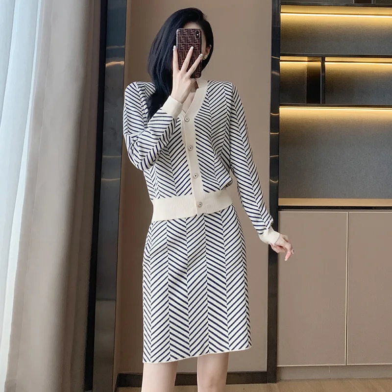Women's Diagonal Striped Knitted 2-Piece Set Autumn/Winter Small Fragrant Sweater And Short Skirt Ensemble