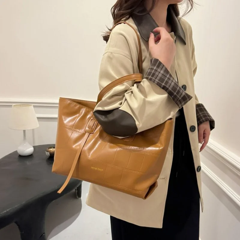

Premium Cowhide Leather Tote Bag For Women Spacious Work Handbag Ladies Water-Resistant Office Bag With Lock