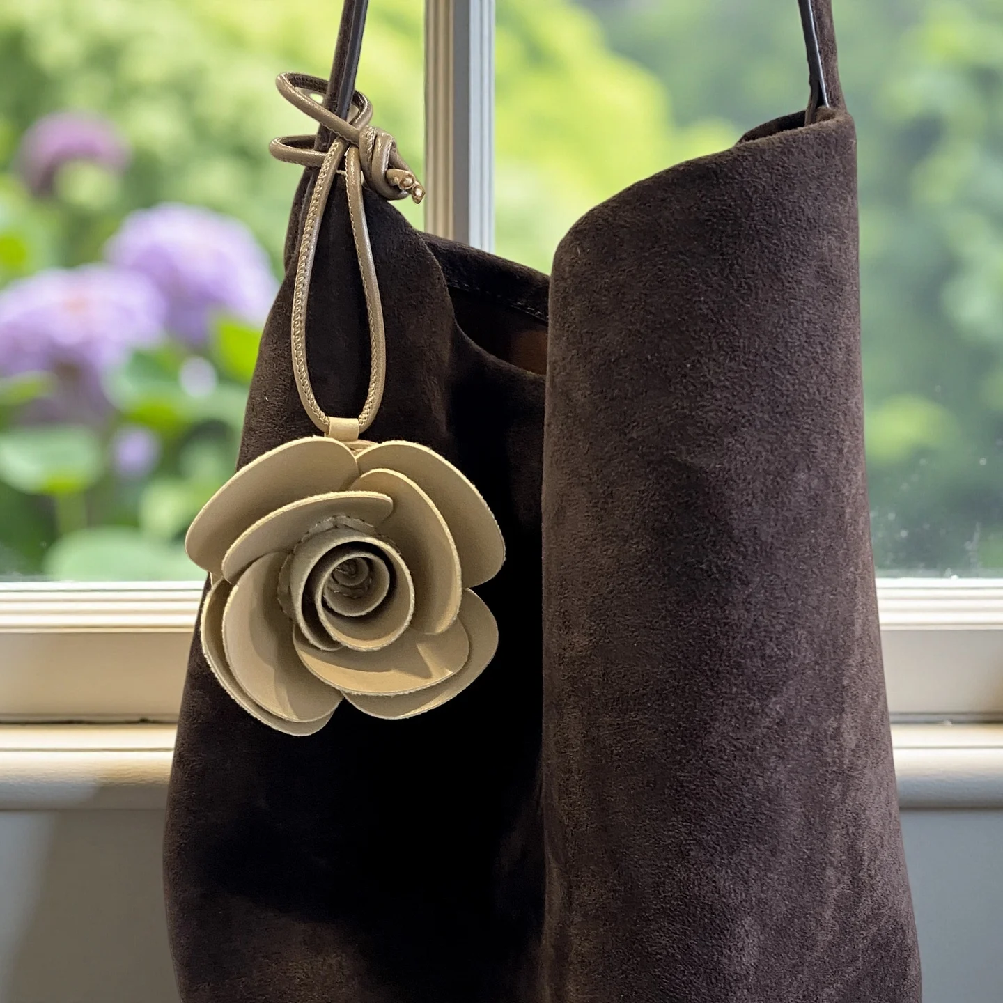 5 Farben Handgefertigter PU-Leder Kamelien-Blumen-Schlüsselanhänger/Taschenanhänger – Sommer-Strand-Feeling/Geschenk – Auto-/Taschen-Accessoire/Deko-Schlüsselanhänger für Sie – Detail 4