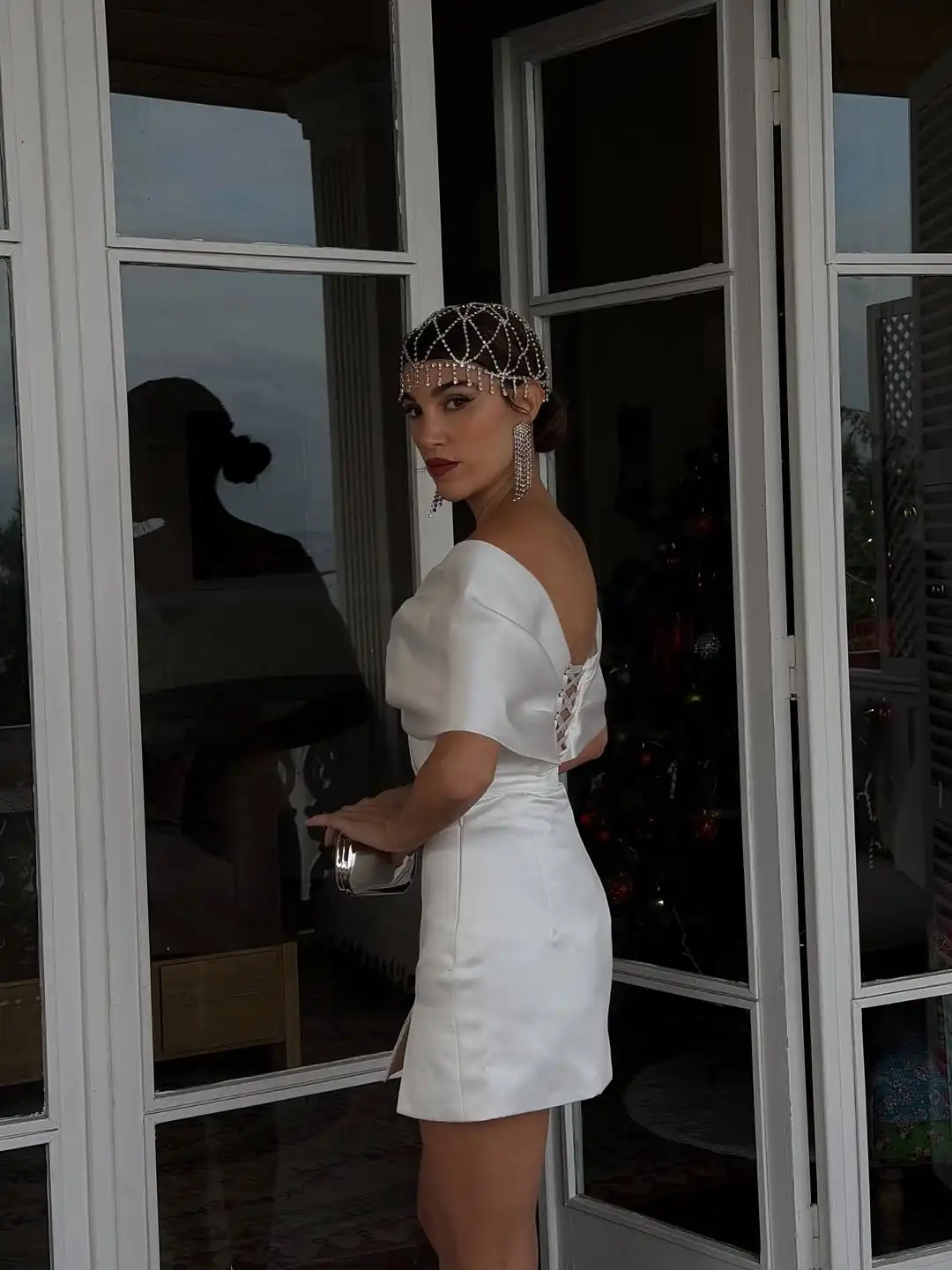 화이트 슬릿 폴드 오프숄더 미니 드레스 허리 조임 여성 우아한 백리스 핏 숏 로브 2026 봄 이브닝 파티 드레스