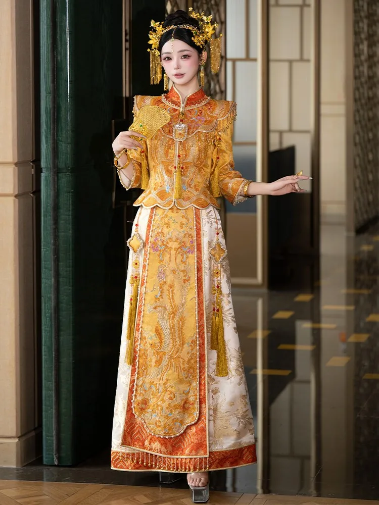The wedding dress of dragon and phoenix gown is a luxurious Chinese-style golden for