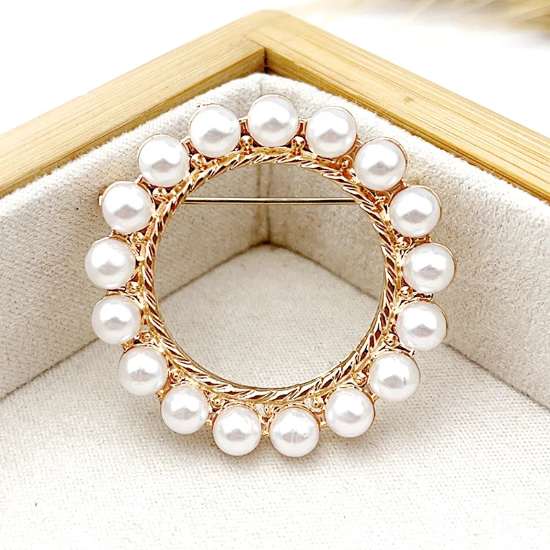 Fashion Design Rhinestone Pearl Series Brooch Spring Summer Styles Wreath Deer Pins Woman Daily Colthes Button Small Accessories