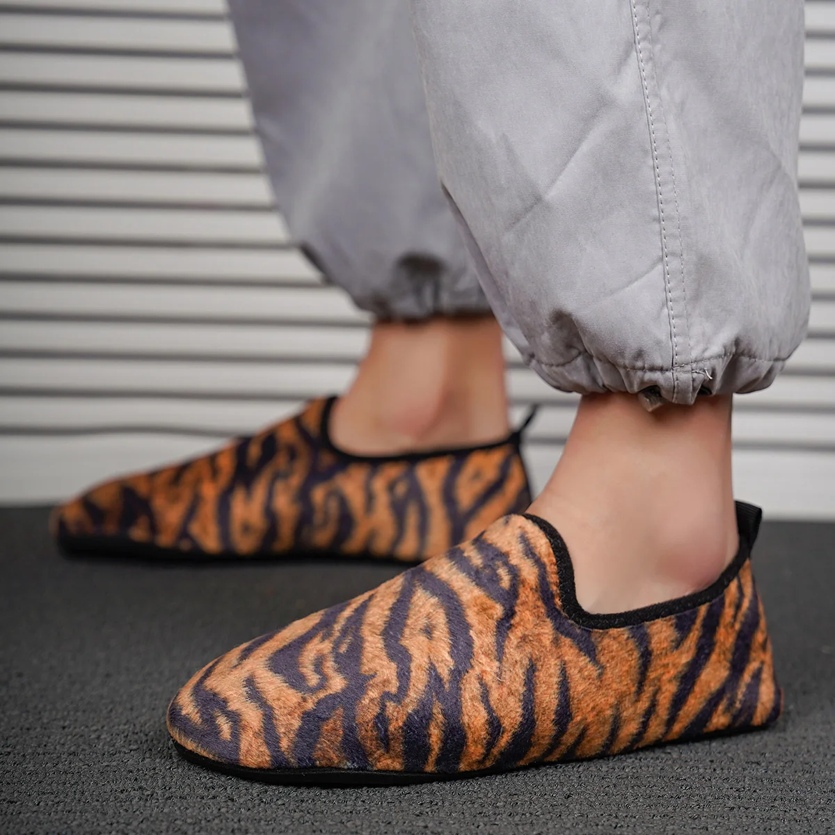 Men's casual winter indoor shoes and home shoes are suitable for wearing at home, providing warmth and comfort